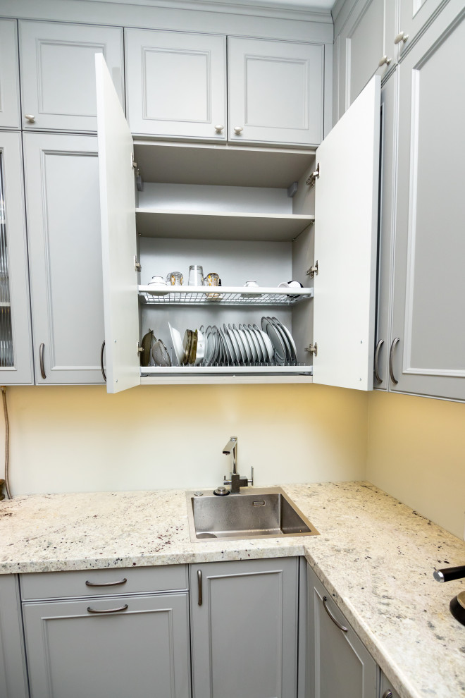 Светло-серая кухня в классическом стиле