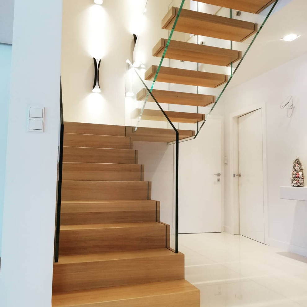 Двухмаршевая лестница с стеклянными перилами