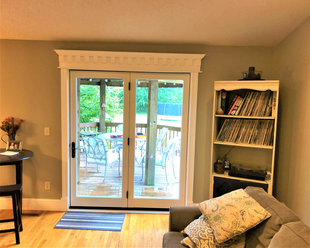 Foto di un soggiorno design di medie dimensioni e aperto con pareti beige, parquet chiaro e pavimento marrone