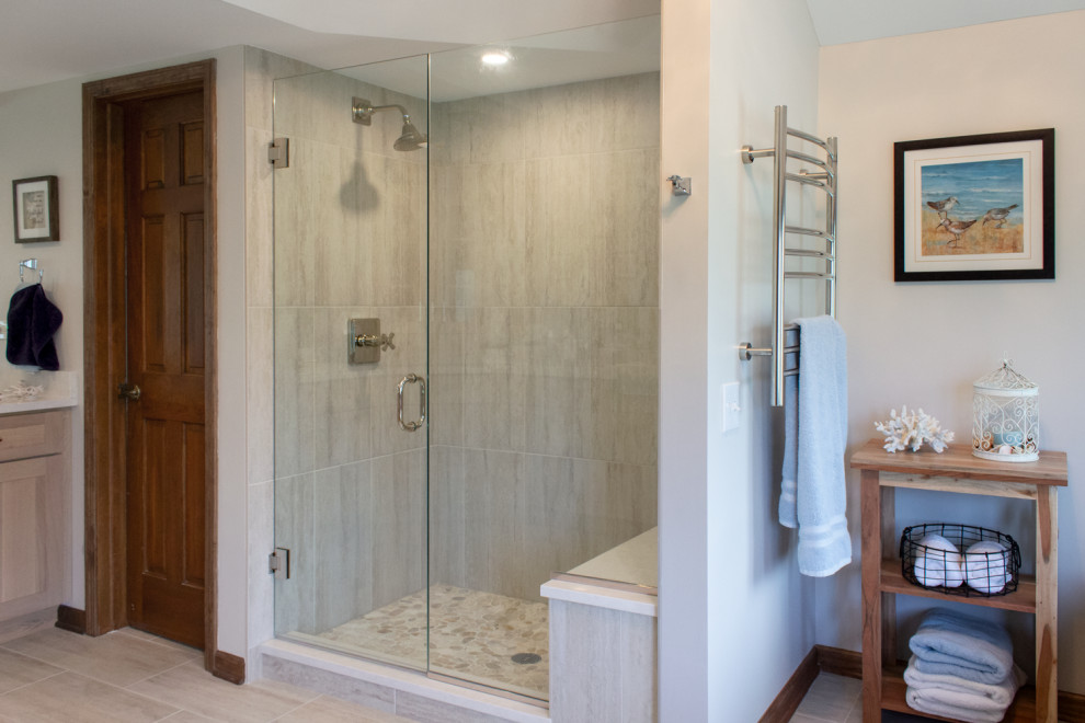 Aménagement d'une grande salle de bain principale classique en bois clair avec un placard à porte shaker, une baignoire d'angle, un plan de toilette blanc, meuble double vasque et meuble-lavabo encastré.