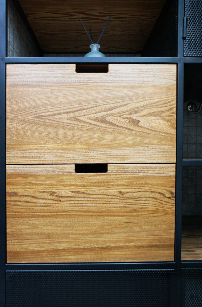 Встроенный шкаф с перфорированными дверцами