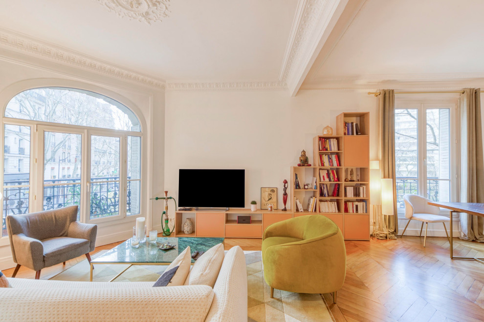 Exemple d'un grand salon éclectique ouvert avec un téléviseur indépendant, un mur blanc, parquet clair, une cheminée standard, un manteau de cheminée en pierre et un sol marron.