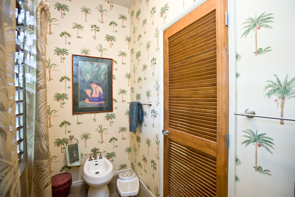 Photo of a mid-sized tropical master bathroom in Hawaii with a one-piece toilet, concrete floors and brown floor.