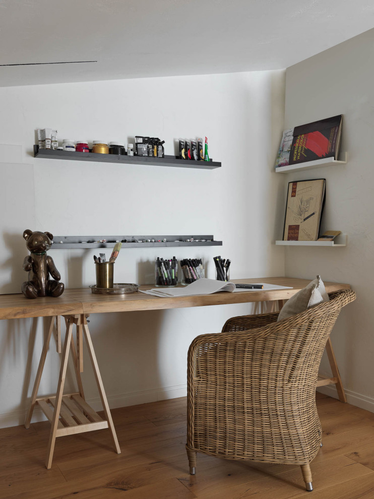 На фото: кабинет в стиле неоклассика (современная классика) с белыми стенами, паркетным полом среднего тона, отдельно стоящим рабочим столом и коричневым полом с