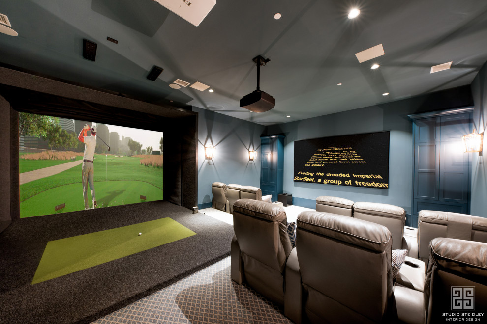 Стильный дизайн: большой изолированный домашний кинотеатр в стиле неоклассика (современная классика) с синими стенами, ковровым покрытием, проектором и бежевым полом - последний тренд
