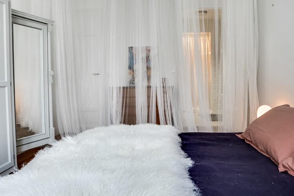 パリにある中くらいなシャビーシック調のおしゃれな主寝室 (白い壁、無垢フローリング) のレイアウト