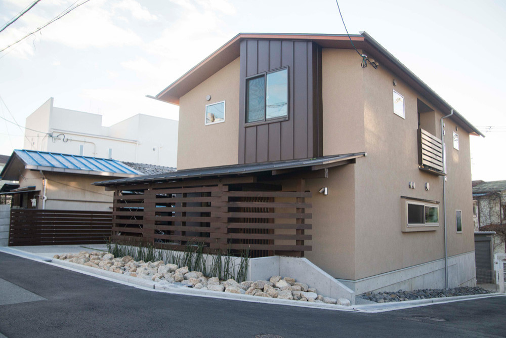 外観（住宅街の中、角地、傾斜地という環境）