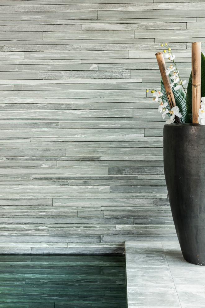 Mittelgroßer Moderner Pool in rechteckiger Form mit Natursteinplatten in Sonstige