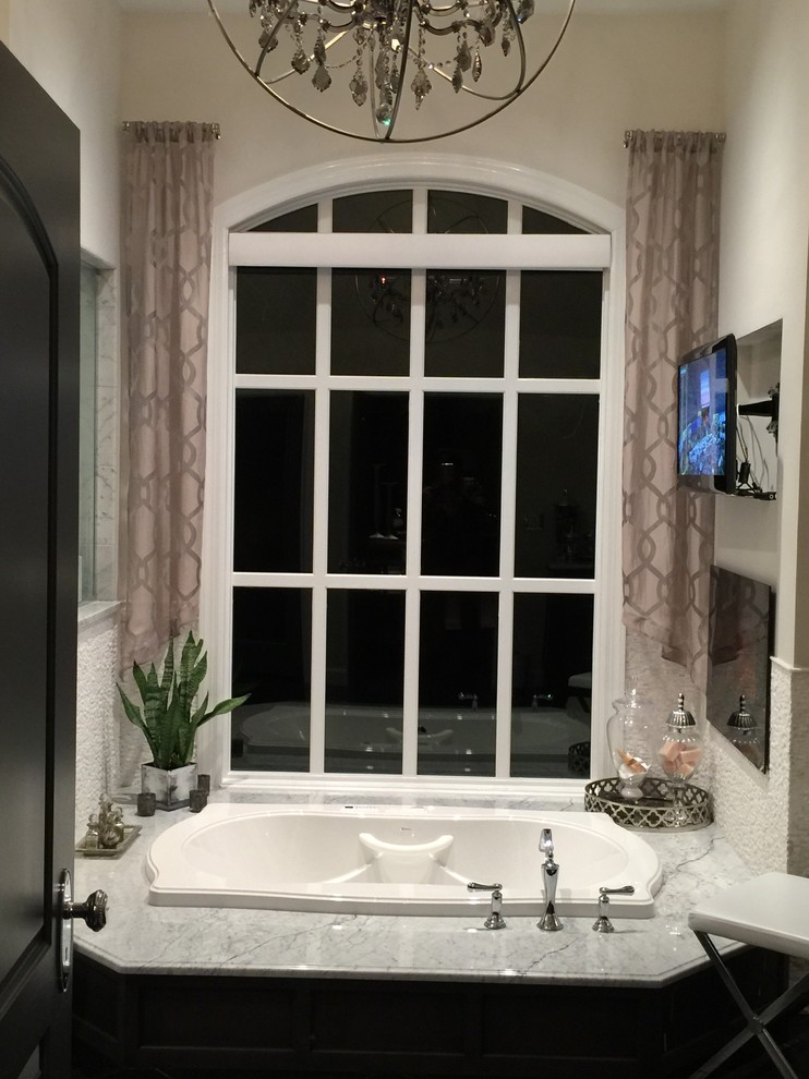 Inspiration for a transitional bathroom remodel in Chicago