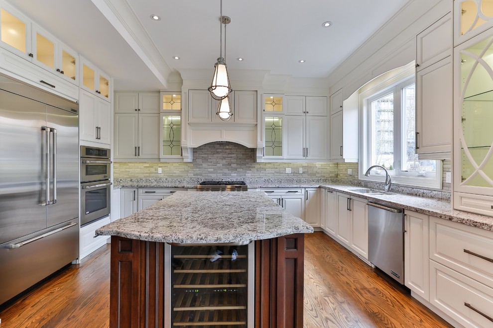 Kitchen - transitional kitchen idea in Toronto