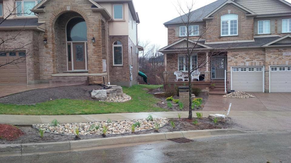 Inspiration for a transitional landscaping in Toronto.