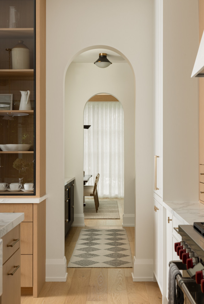 Transitional home design photo in Toronto
