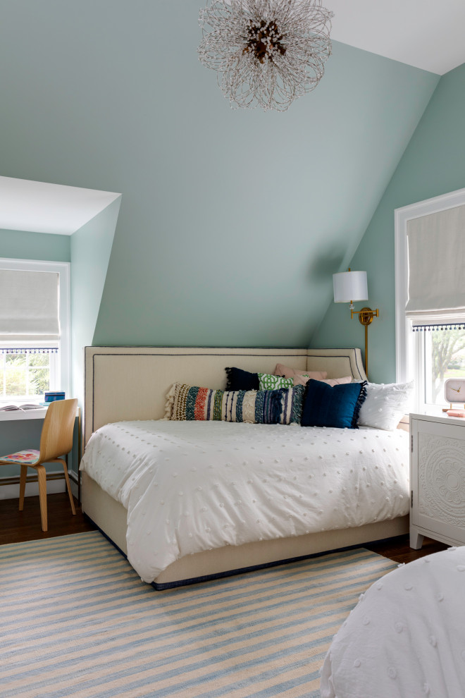 Exemple d'une chambre d'enfant chic de taille moyenne avec un mur bleu, un sol en bois brun et un plafond voûté.