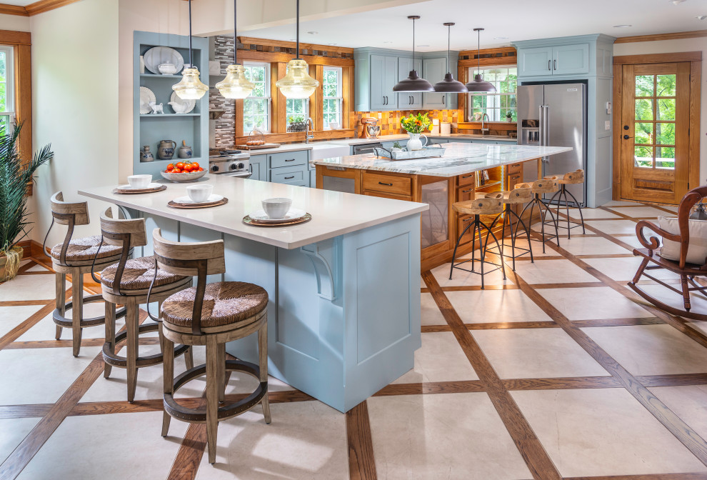 Exempel på ett mycket stort lantligt flerfärgad flerfärgat kök, med en rustik diskho, skåp i shakerstil, blå skåp, marmorbänkskiva, brunt stänkskydd, stänkskydd i trä, rostfria vitvaror, klinkergolv i porslin, en köksö och beiget golv