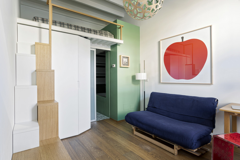 ミラノにある小さなコンテンポラリースタイルのおしゃれな客用寝室 (緑の壁、無垢フローリング、ベージュの床、表し梁)