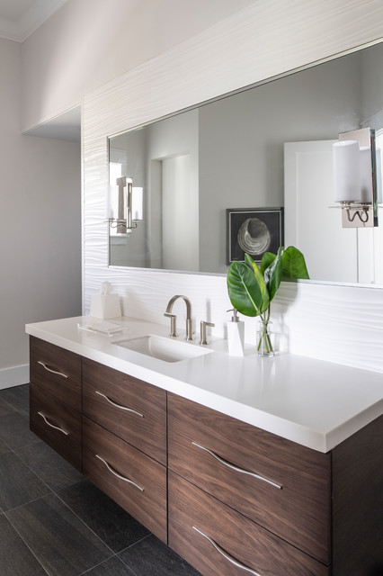 Transitional Elegance Guest Bath modern-badezimmer