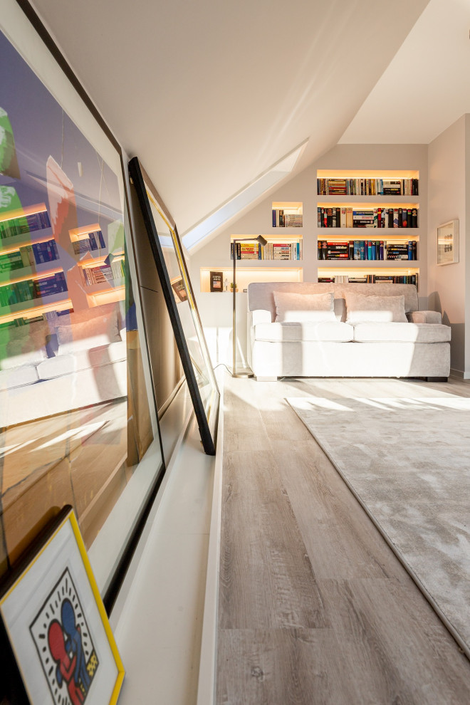 ドルトムントにある高級な中くらいなトラディショナルスタイルのおしゃれな書斎 (ラミネートの床、自立型机、グレーの床) の写真