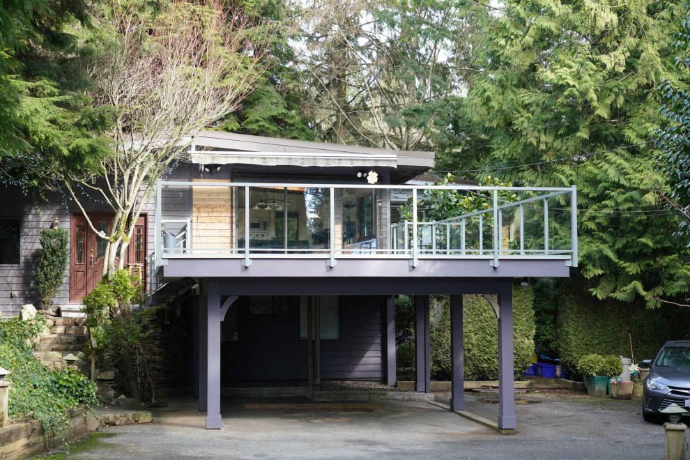 Idee per una terrazza design di medie dimensioni, in cortile e al primo piano con nessuna copertura e parapetto in vetro