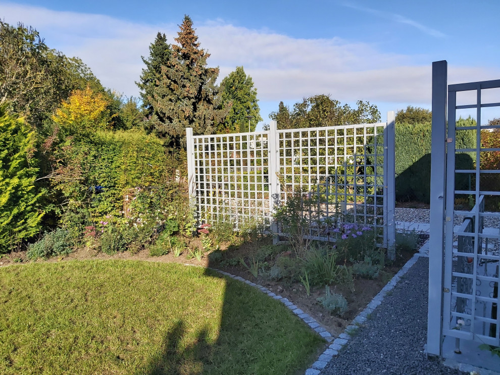 Idee per un privacy in giardino nordico di medie dimensioni e nel cortile laterale in autunno con ghiaia e recinzione in legno