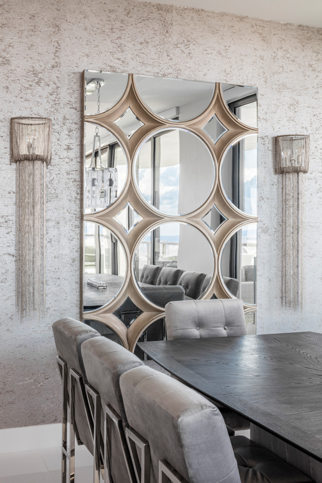 Inspiration pour une salle à manger ouverte sur le salon traditionnelle avec mur métallisé, un sol blanc et du papier peint.