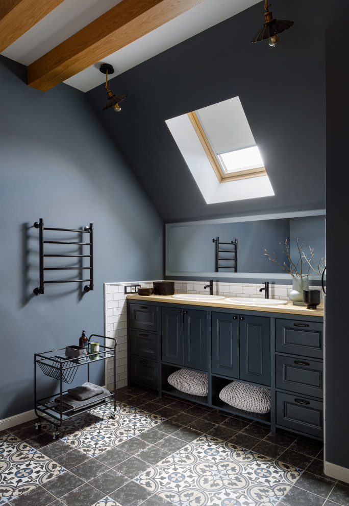 Стильный дизайн: главная, серо-белая ванная комната среднего размера в современном стиле с серыми фасадами, накладной ванной, душем в нише, инсталляцией, белой плиткой, керамической плиткой, серыми стенами, темным паркетным полом, врезной раковиной, столешницей из дерева, разноцветным полом, душем с распашными дверями, желтой столешницей, зеркалом с подсветкой, тумбой под две раковины, встроенной тумбой и балками на потолке - последний тренд