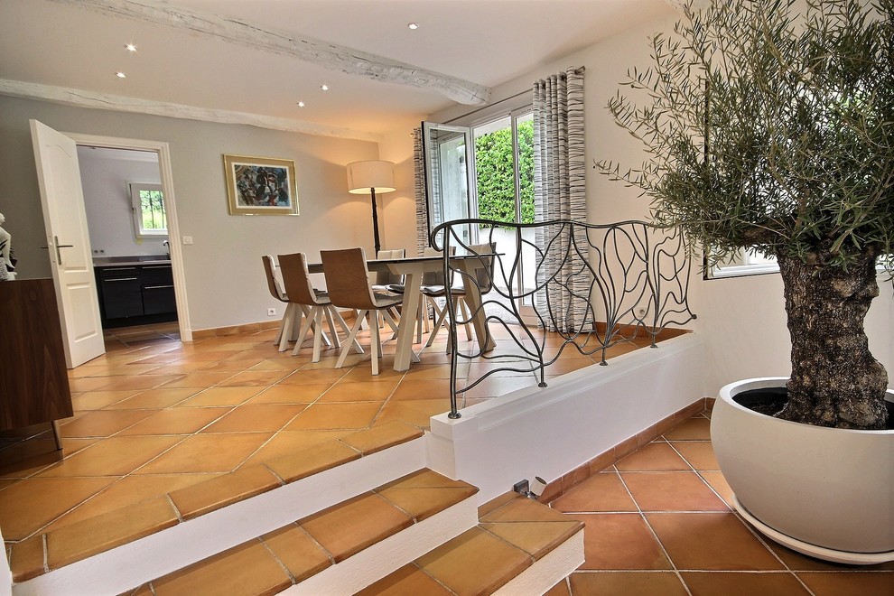 Exemple d'une salle à manger tendance.