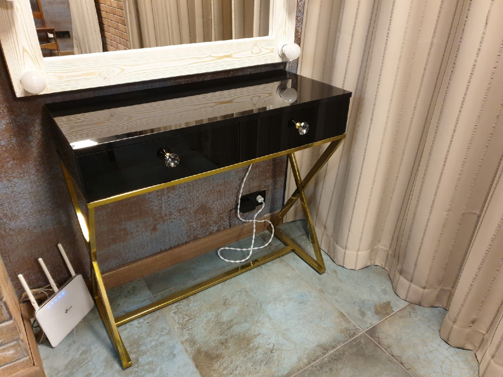 Столы и консоли