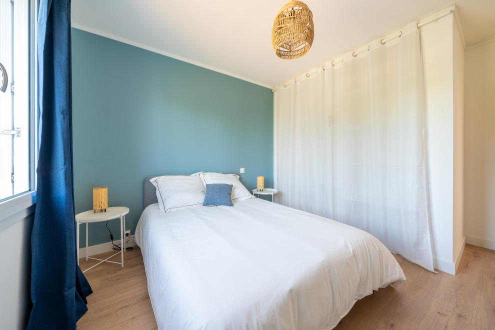 Mittelgroßes Modernes Gästezimmer ohne Kamin mit blauer Wandfarbe, hellem Holzboden und beigem Boden in Nantes