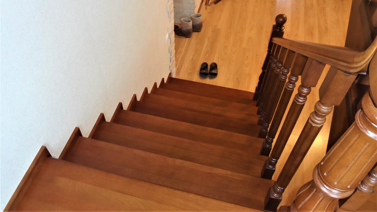 Лестница в доме из дерева бук.Самара пос.Зубчаниновка