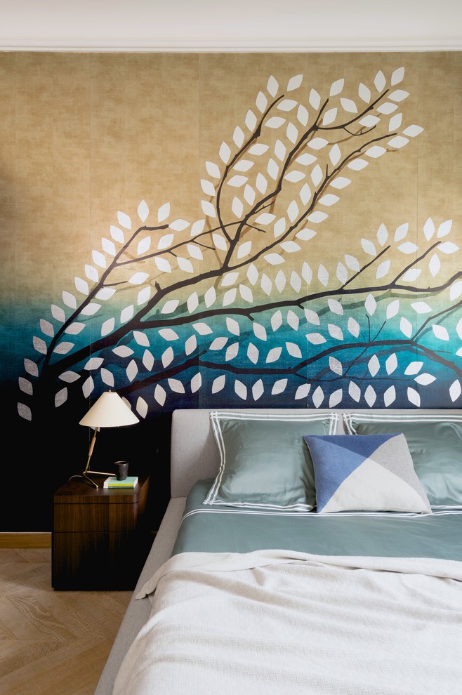 Exemple d'une chambre parentale tendance de taille moyenne avec un mur multicolore et parquet clair.