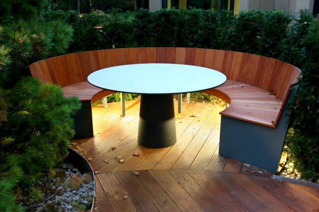 Large Courtyard Dining Area traedaeck
