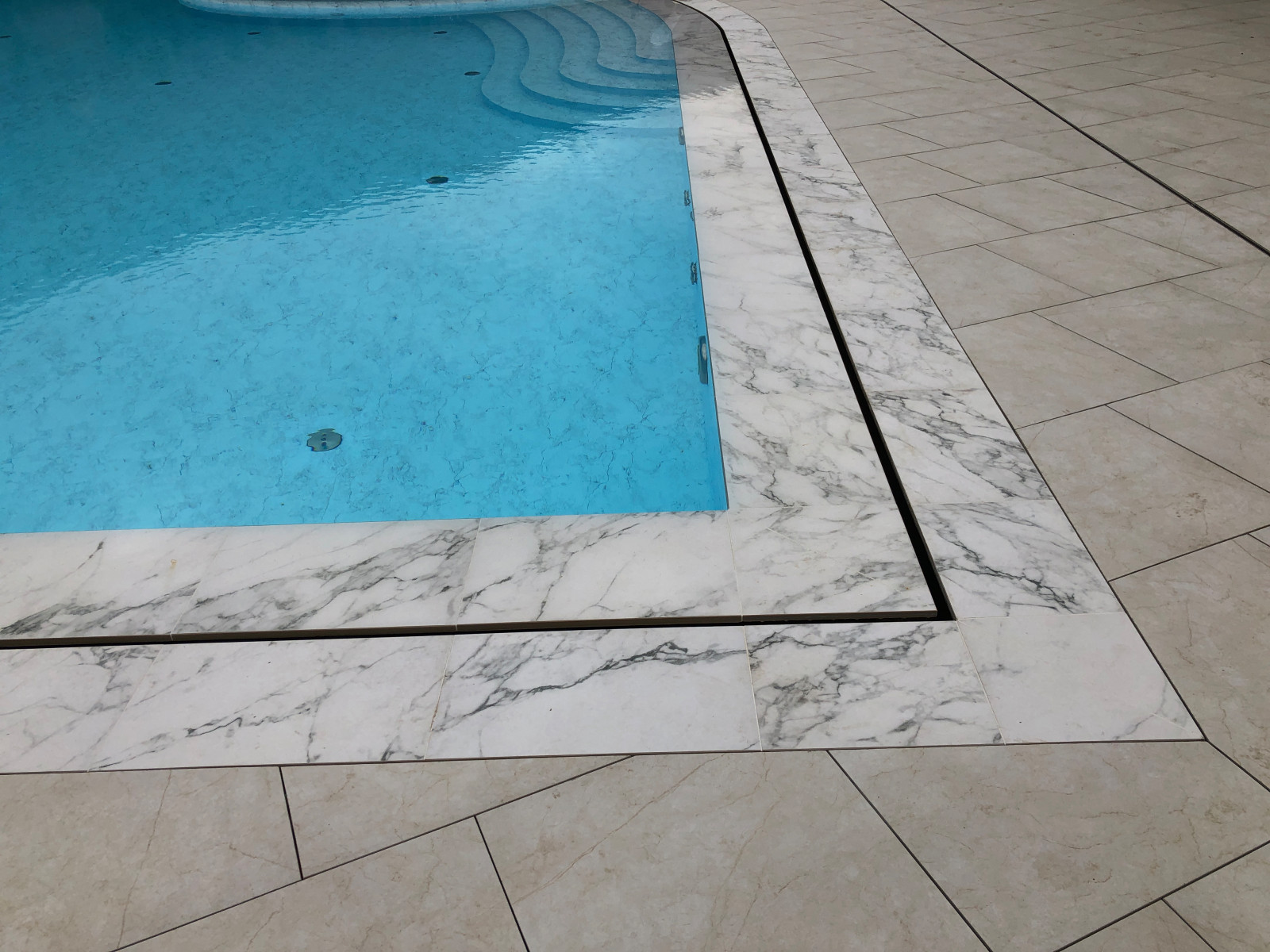 Бассейн с джакузи в горах