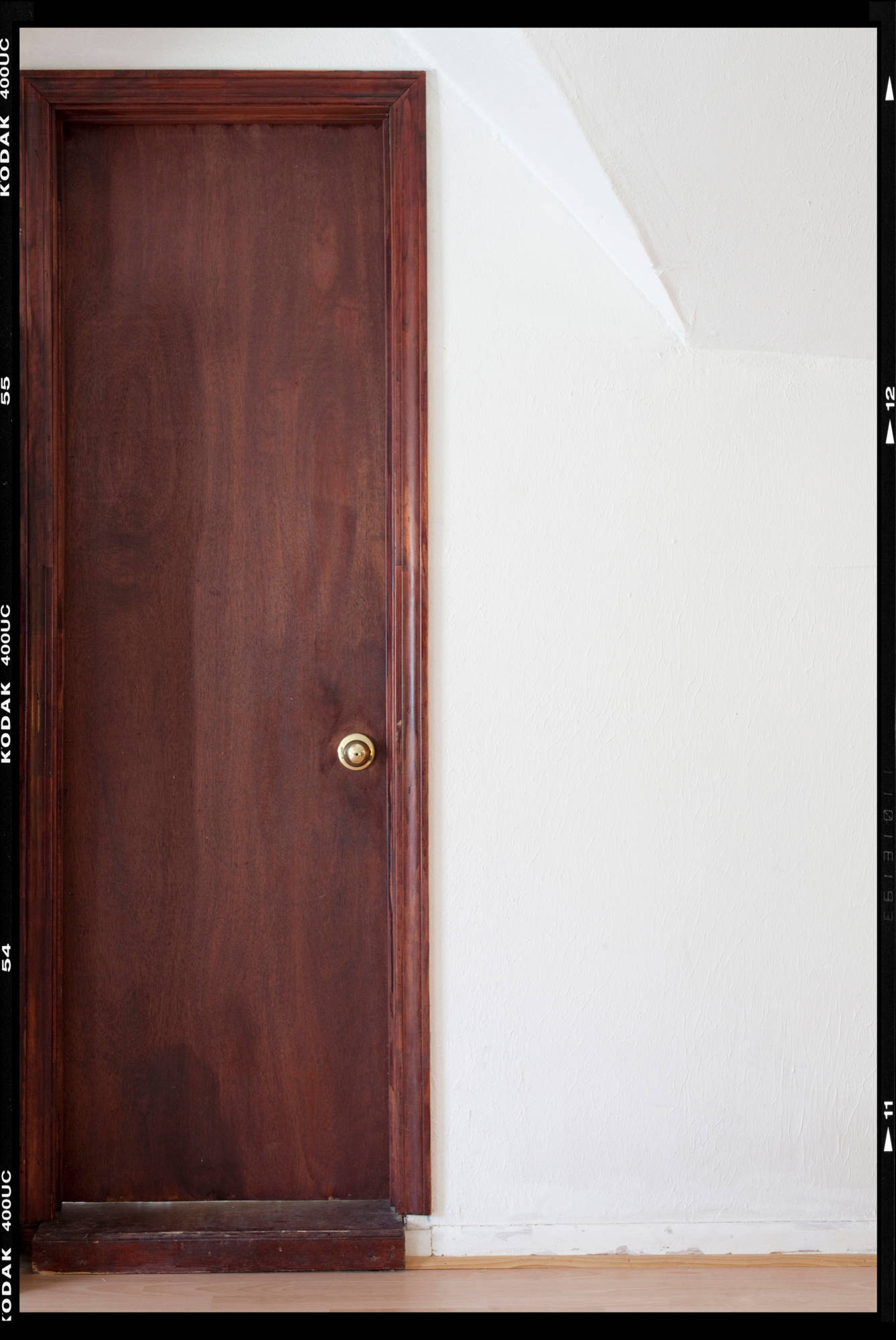 Как обновить старые межкомнатные двери своими руками: 3 способа
