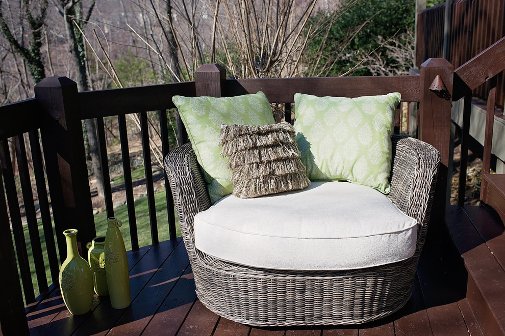 Example of a mid-sized transitional walk-out carpeted deck design with red walls