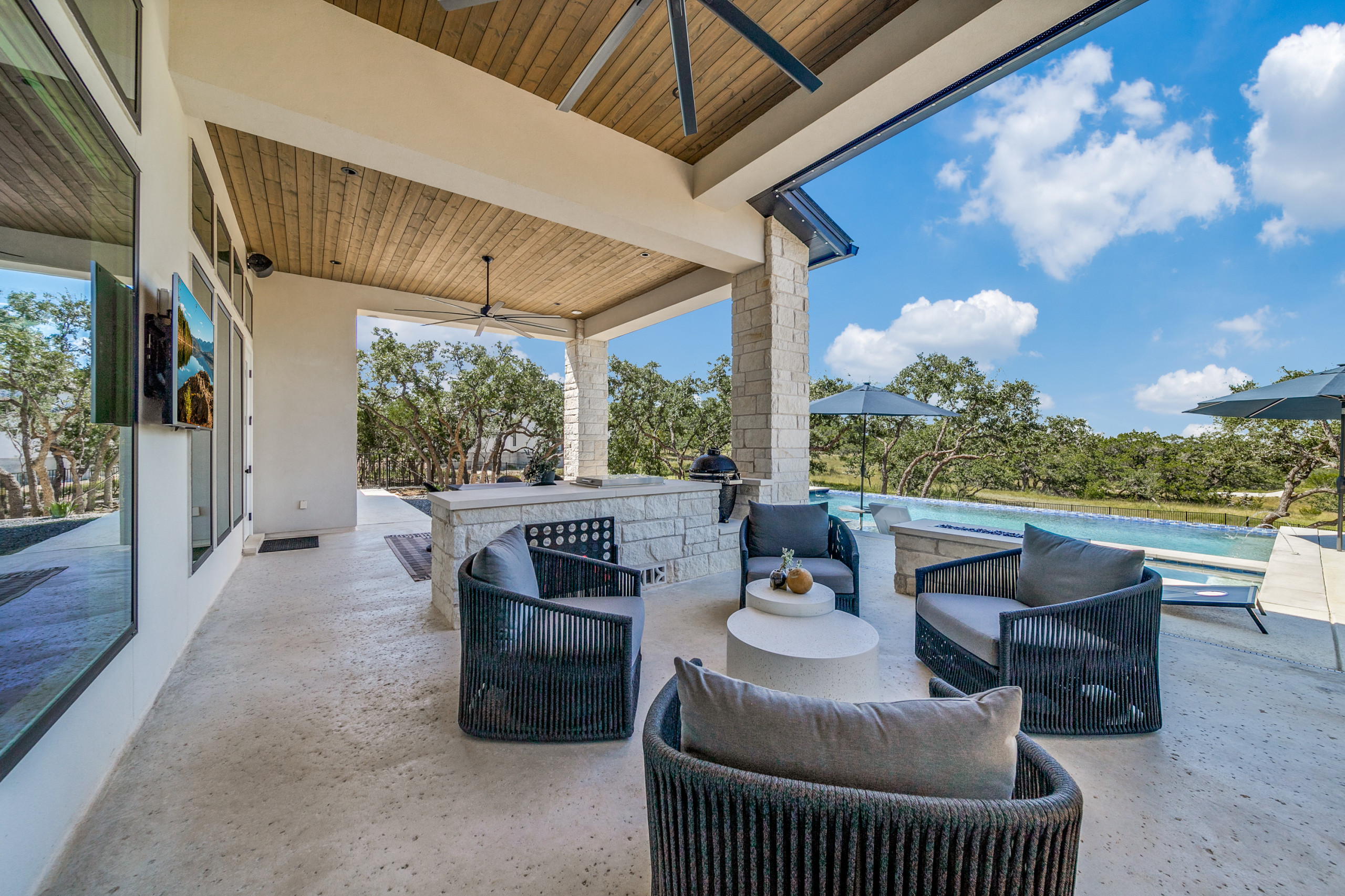 Modern European: 3,830 ft², 4 BR/3 BA/1 ST