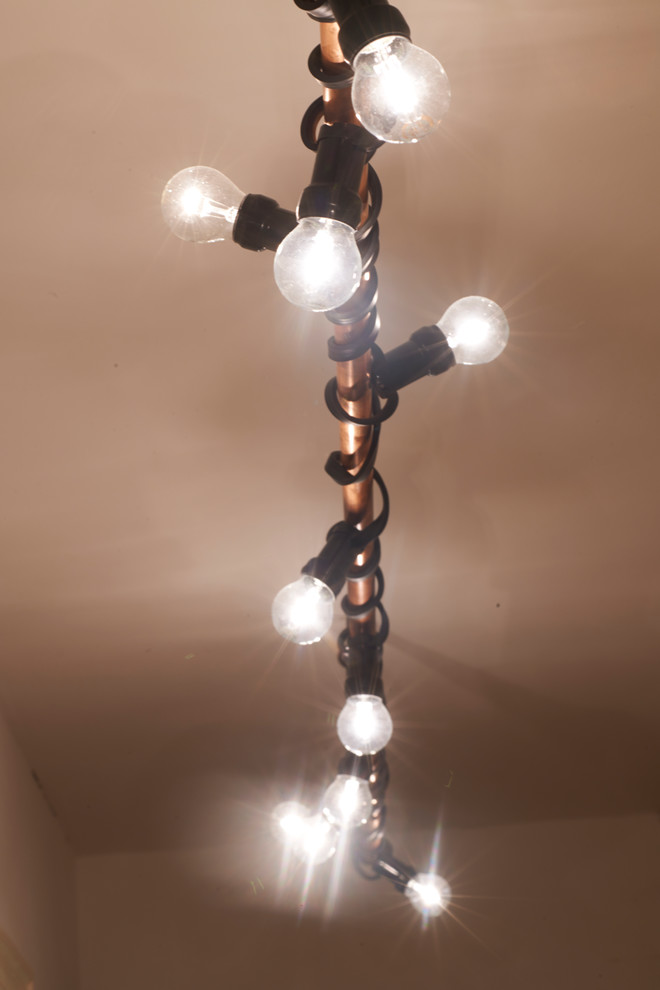 Mittelgroßer Uriger Flur mit grauer Wandfarbe, hellem Holzboden und braunem Boden in Berlin