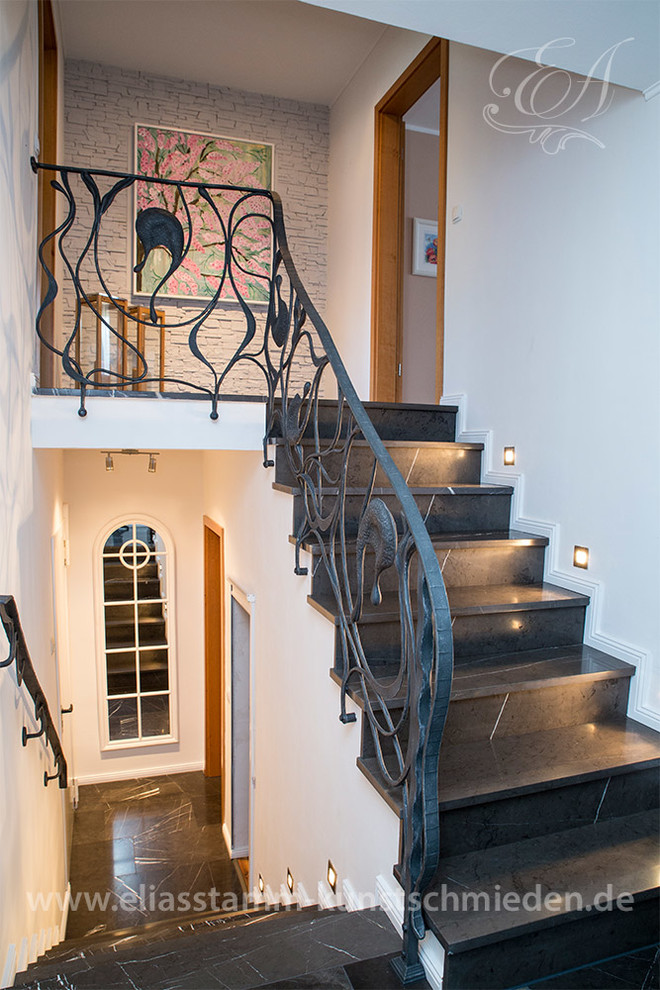 Свежая идея для дизайна: маленькая угловая лестница в стиле фьюжн с мраморными ступенями, подступенками из мрамора и металлическими перилами для на участке и в саду - отличное фото интерьера