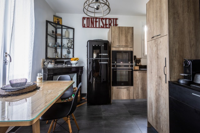 Cuisine fa&ccedil;ade bois, plan de travail quartz, &eacute;lectrom&eacute;nager Smeg country-kitchen