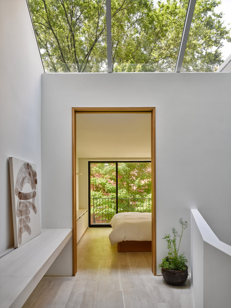 На фото: маленький коридор в стиле модернизм для на участке и в саду с
