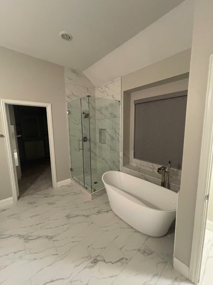 На фото: большая ванная комната в современном стиле с фасадами в стиле шейкер, серыми фасадами, отдельно стоящей ванной, полом из керамогранита, столешницей из искусственного кварца и тумбой под две раковины
