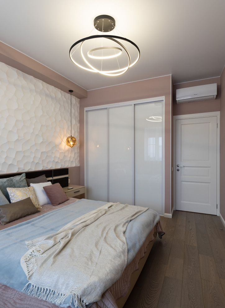 Идея дизайна: гостевая спальня среднего размера, (комната для гостей) в стиле неоклассика (современная классика) с бежевыми стенами, полом из ламината, коричневым полом, балками на потолке и панелями на части стены без камина