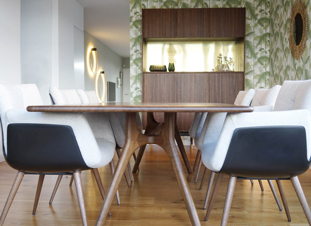 Esempio di una sala da pranzo aperta verso il soggiorno minimalista di medie dimensioni con parquet chiaro e carta da parati