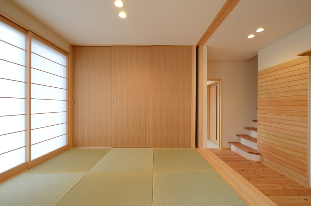 Diseño de despacho blanco asiático de tamaño medio con paredes blancas, tatami, escritorio empotrado, papel pintado y papel pintado