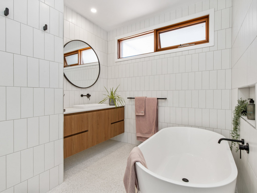 Modernes Badezimmer En Suite mit freistehender Badewanne und Einzelwaschbecken in Melbourne