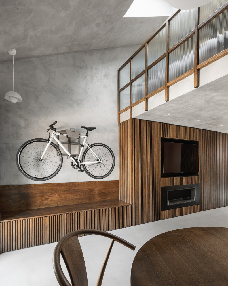 Mittelgroßes, Offenes Skandinavisches Wohnzimmer mit grauer Wandfarbe, Betonboden, grauem Boden, eingelassener Decke und Tapetenwänden in Mailand