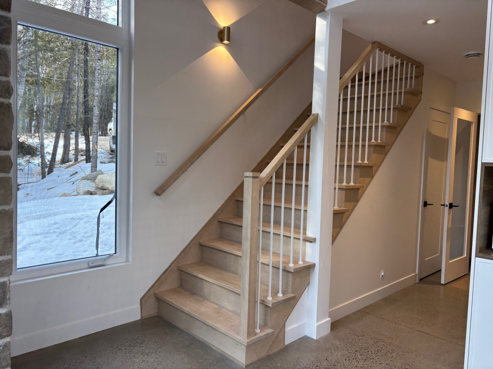 Mid-sized cottage wooden wood railing staircase photo in Montreal