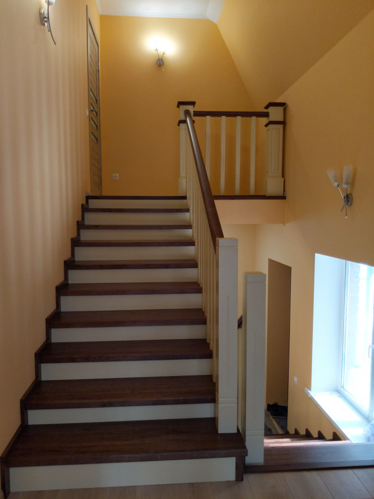 Лестница из массива. Двухцветная