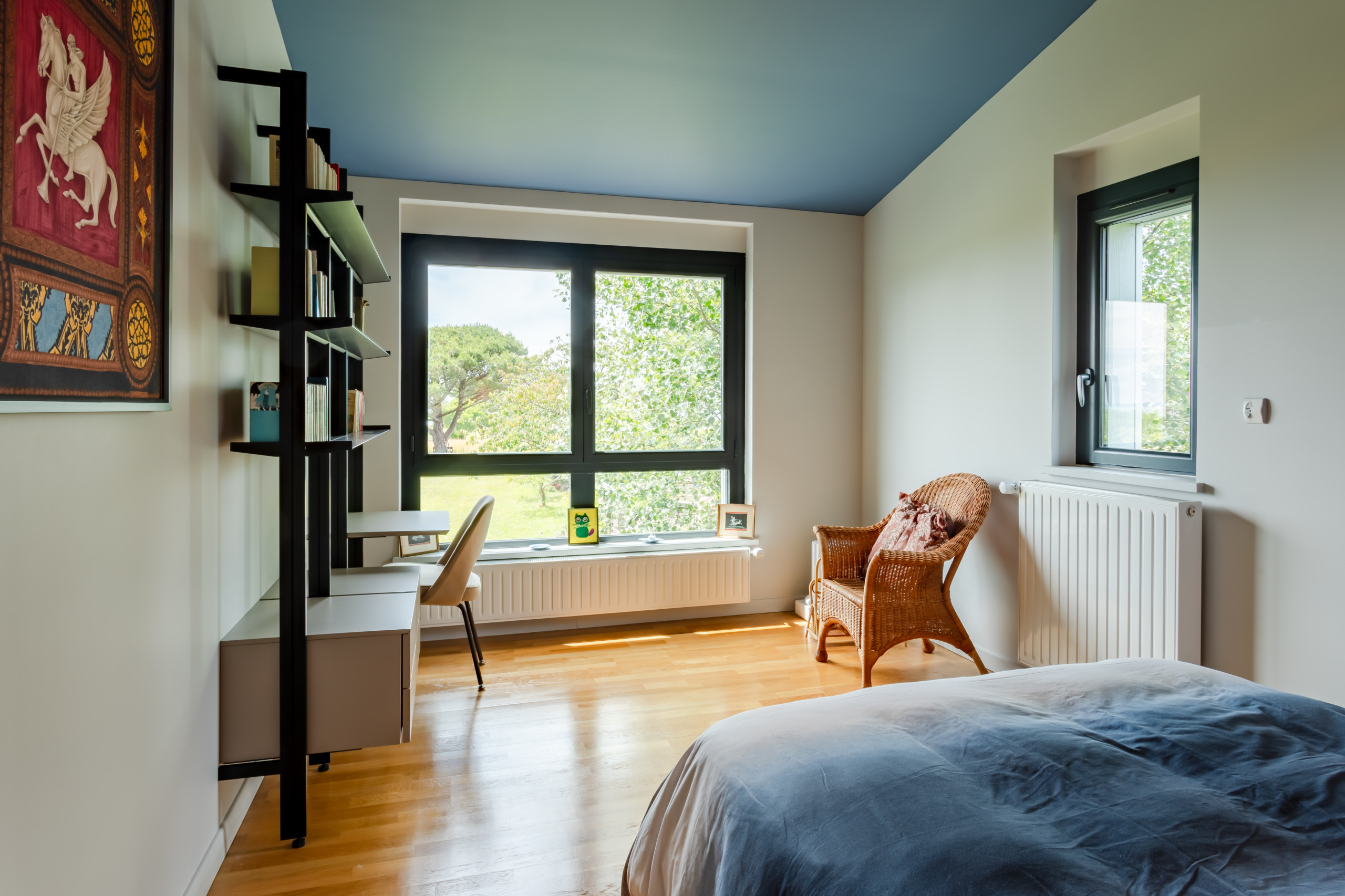 Rénovation d'une cuisine ouverte et chambre multifonction avec bureau intégré