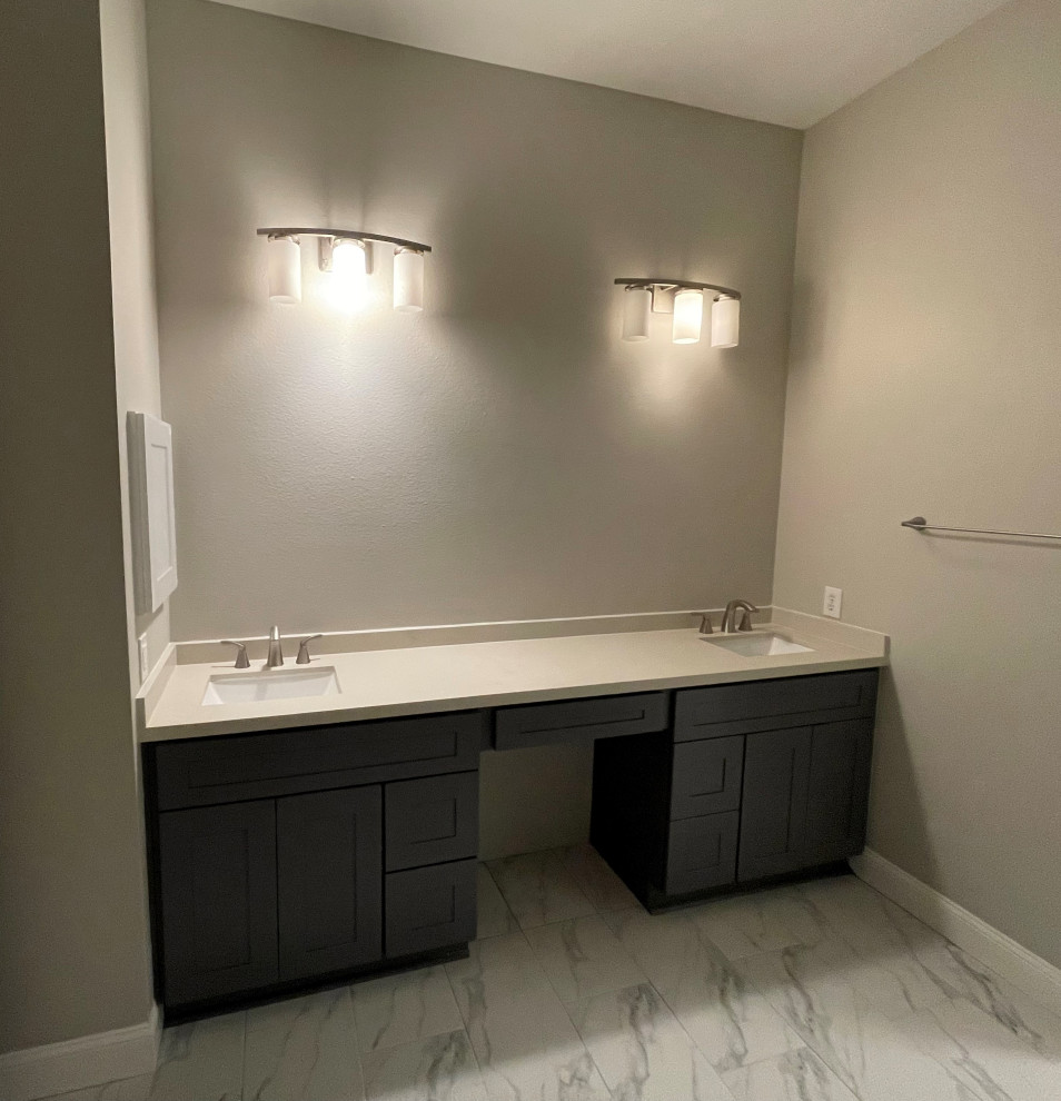 Modern inredning av ett stort badrum, med skåp i shakerstil, grå skåp, ett fristående badkar, klinkergolv i porslin och bänkskiva i kvarts