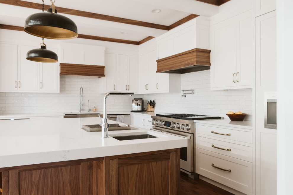 Idéer för att renovera ett stort amerikanskt vit vitt kök, med en rustik diskho, skåp i shakerstil, vita skåp, bänkskiva i kvarts, vitt stänkskydd, stänkskydd i keramik, rostfria vitvaror, mellanmörkt trägolv, en köksö och brunt golv